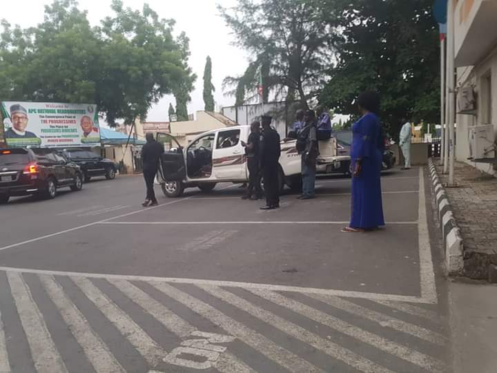 Police Take Over APC Secretariat In Abuja After Court Rulling Against Oshiomhole