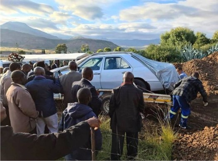 Granddad Buried In A Mercedes Benz According To His Last Wish [PHOTOS, VIDEO]