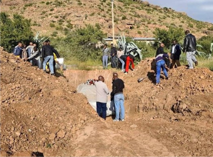 Granddad Buried In A Mercedes Benz According To His Last Wish [PHOTOS, VIDEO]