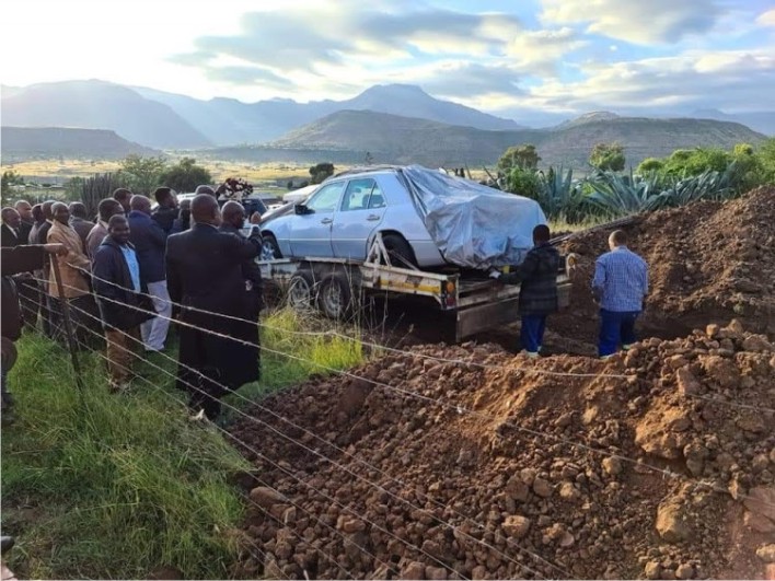 Granddad Buried In A Mercedes Benz According To His Last Wish [PHOTOS, VIDEO]