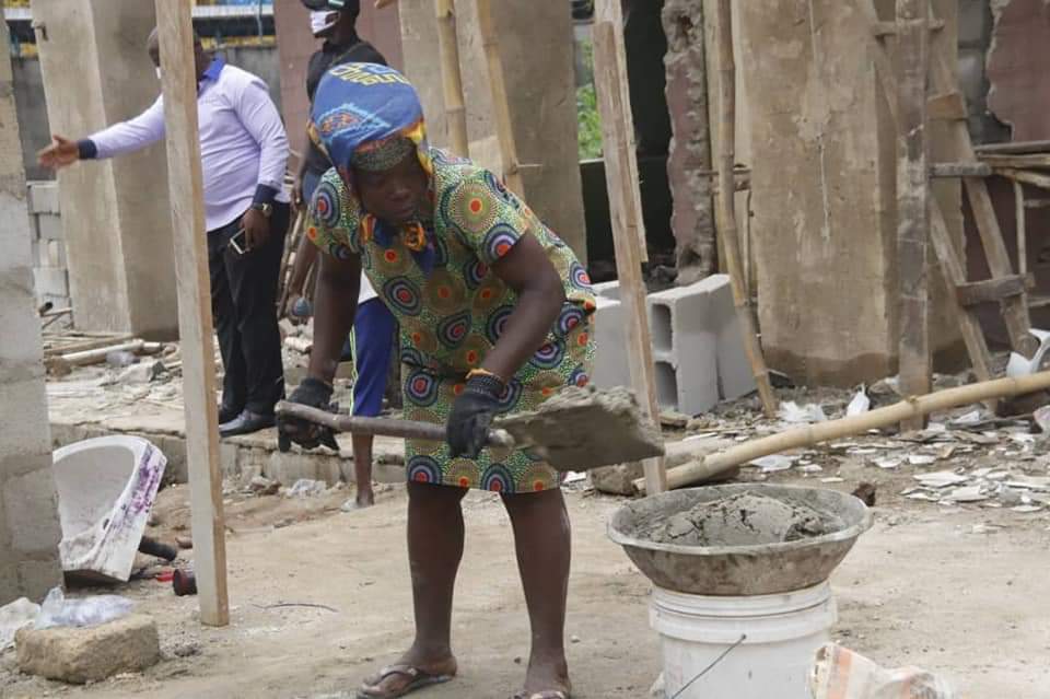 Social Media Users Beg Ikpeazu To Offer Lady Labourer Employment Instead Of Tip