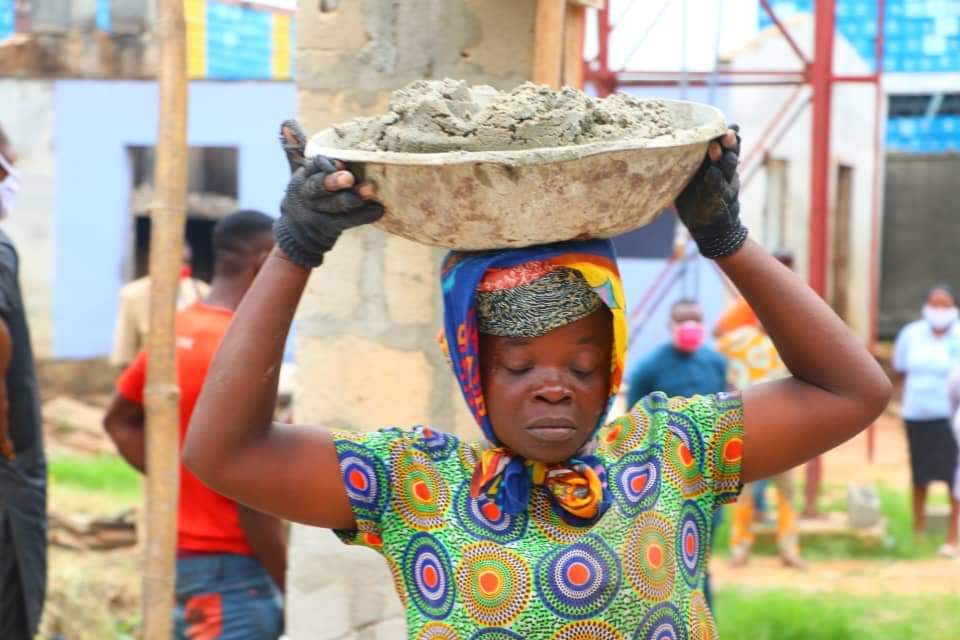 Social Media Users Beg Ikpeazu To Offer Lady Labourer Employment Instead Of Tip