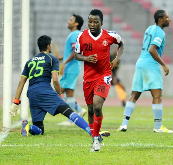 Ozurumba in action against Abahani fc of Bangladesh in the Bangladesh league 2013.