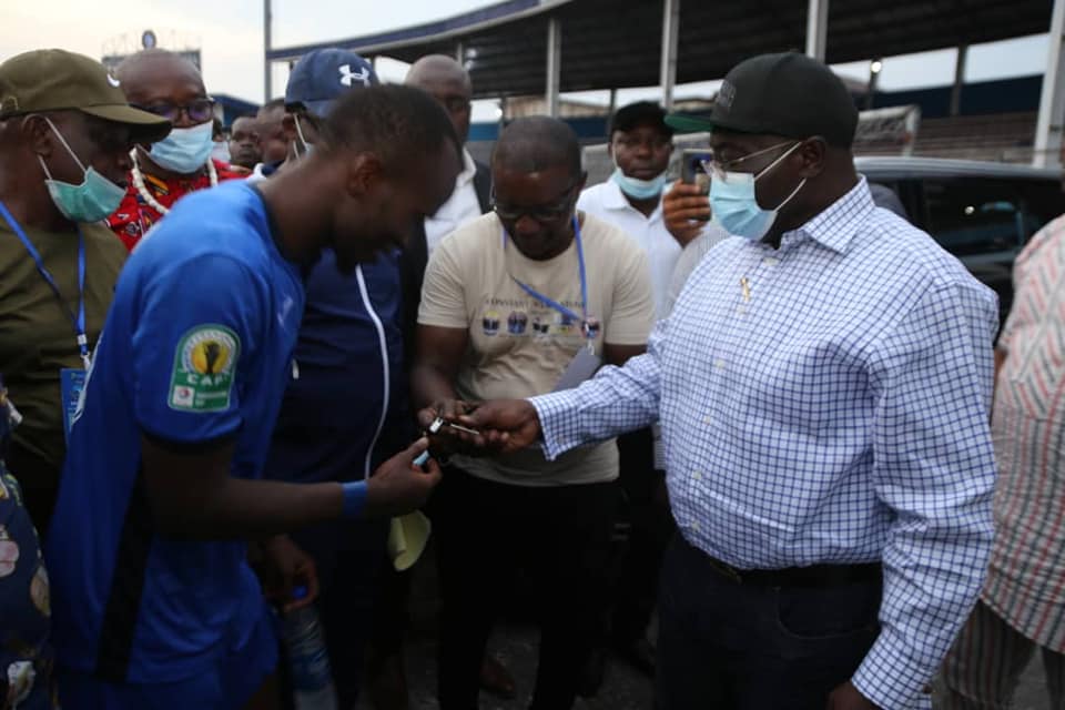 Ikpeazu Donates Two Vehicles To Enyimba FC