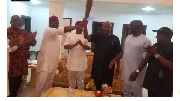 Nwaji, who is from Obuzor Ward, had gone to the country home of former governor of Abia State and Senate Chief Whip, Dr. Orji Uzor Kalu, at Igbere to declare for the APC.