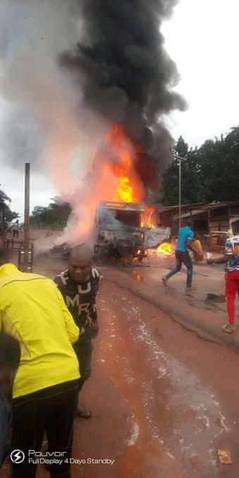 IPOB Sit-At-Home Enforcers Allegedly Burn Trailer Loaded With Goods In Enugu [PHOTOS, VIDEO]