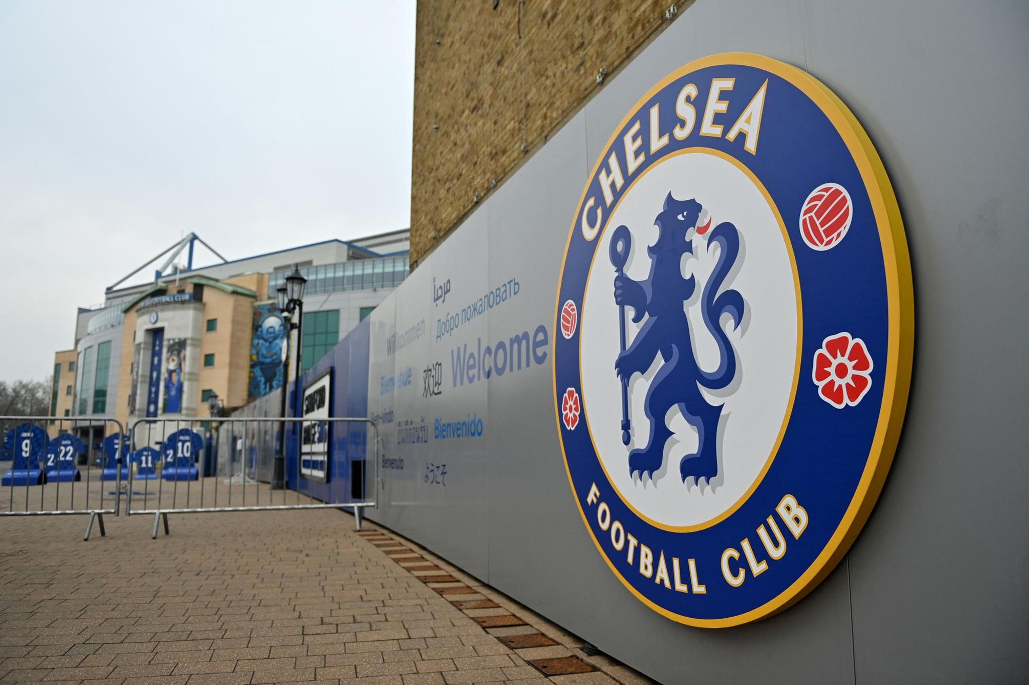 Chelsea are allowed to sell some tickets again after the UK government  alters the club's special licence - Eurosport