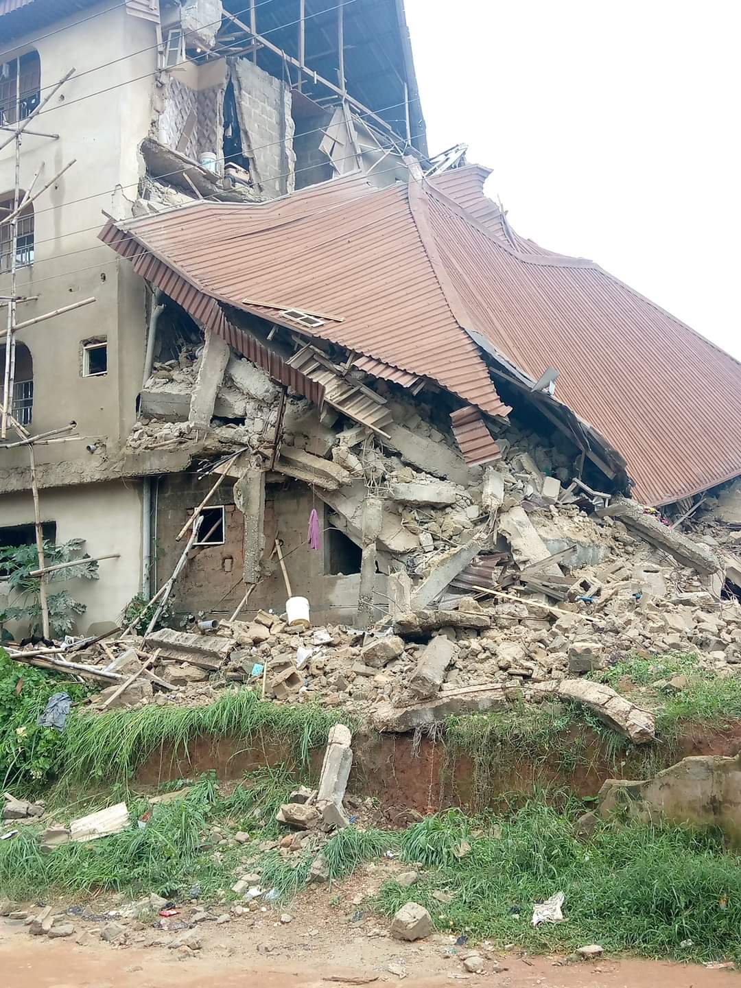 Three-Storey Building Collapses In Umuahia (Photos)