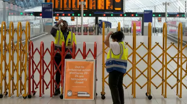 London’s Transport Network On A Halt As Train And Bus Workers Strikes Over Pay London's Transport Network On A Halt As Train And Bus Workers Strikes Over Pay