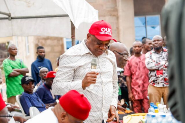 Abia North: Sen. Kalu Visits Apuanu, Okoko Item, Receives Applause, Endorsement Abia North: Sen. Kalu Visits Apuanu, Okoko Item, Receives Applause, Endorsement