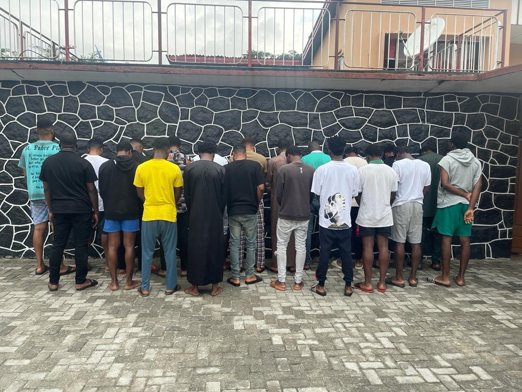 EFCC Arrests 17 Yahoo Boys In Lagos