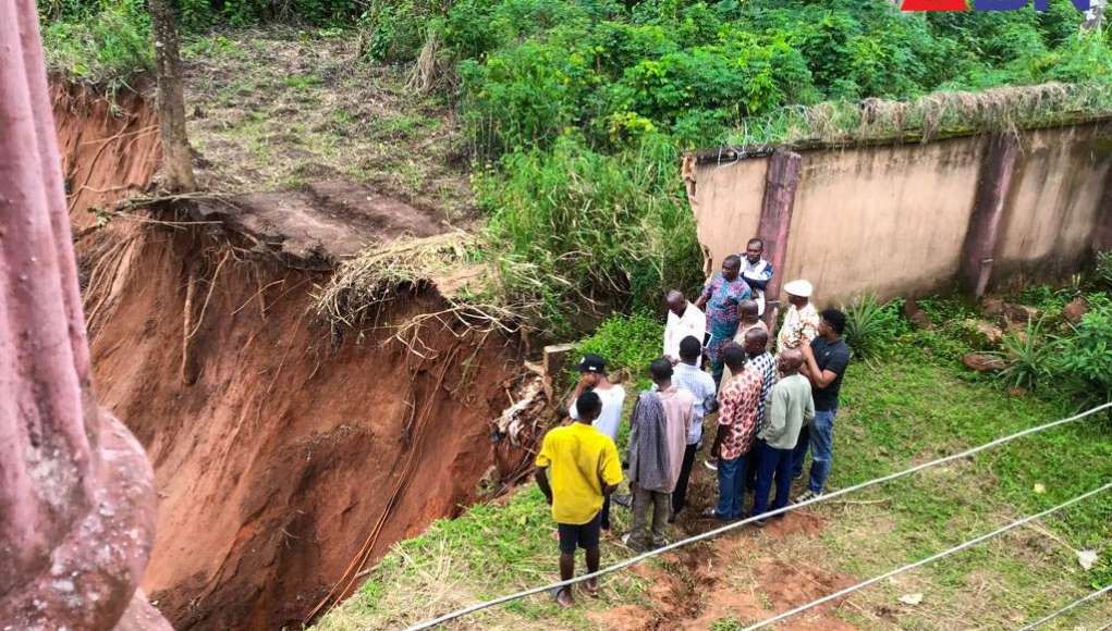 The people of Amaewu, Umueze, Amamba in Bende South constituency of Abia State now live in panic following a gully erosion site which has defied all solutions after several millions of Naira was expended in tackling it.