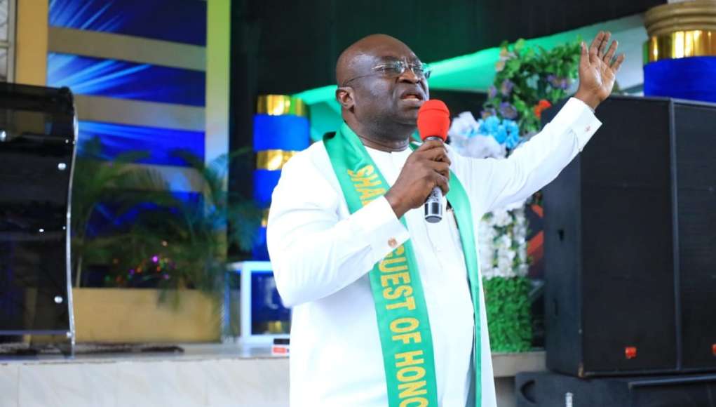 Ikpeazu Hails Assemblies Of God Church Aba For Replicating Cement Technology Introduced By His Administration In Its Project