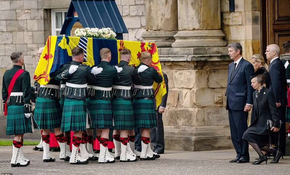 Queen Elizabeth's Coffin Arrives Edinburgh (Photo, Video)
