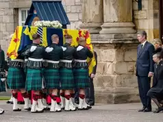 Queen Elizabeth’s Coffin Arrives Edinburgh (Photo, Video) Queen Elizabeth's Coffin Arrives Edinburgh (Photo, Video)