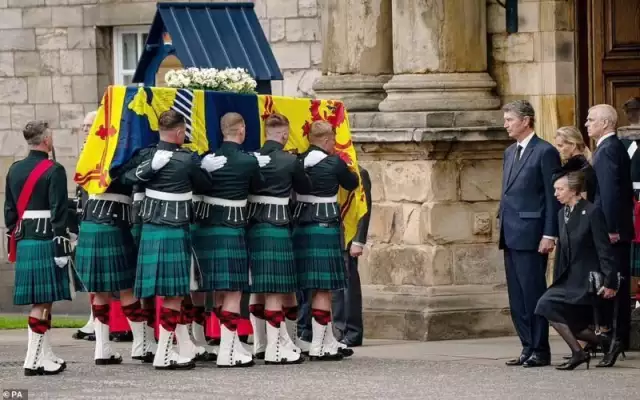 Queen Elizabeth’s Coffin Arrives Edinburgh (Photo, Video) Queen Elizabeth's Coffin Arrives Edinburgh (Photo, Video)