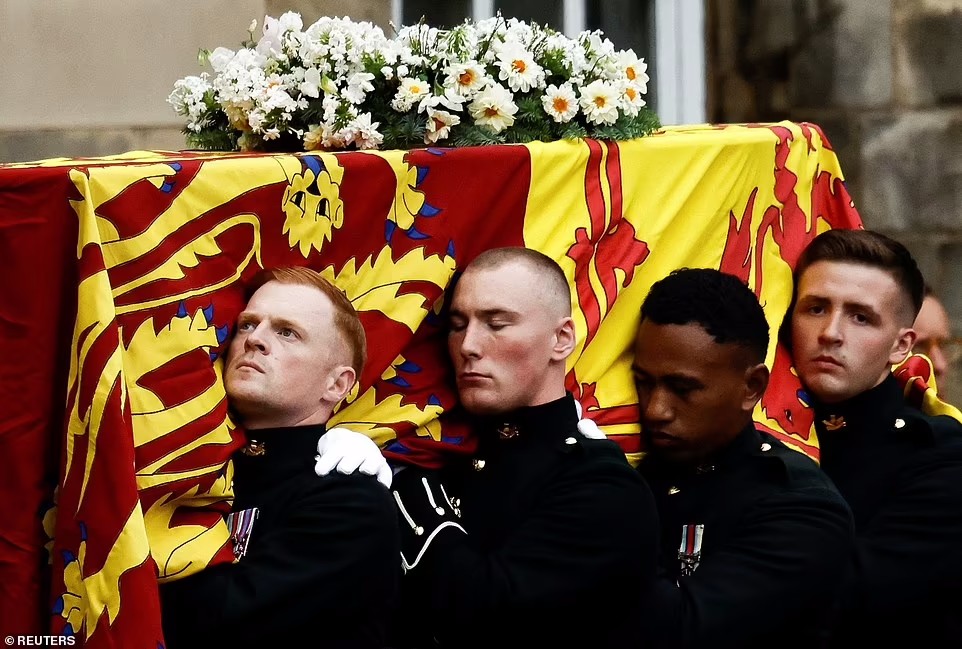 Queen Elizabeth's Coffin Arrives Edinburgh (Photo, Video)