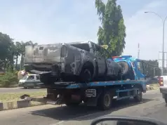 Abuja Residents Panic As Vehicle Goes In Flame Near Federal Ministry