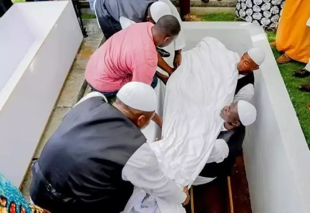 Tears As Lagos Lawmaker Who Died During APC Jos Rally Buried (PHOTOS) Tears As Lagos Lawmaker Who Died During APC Jos Rally Buried (PHOTOS)