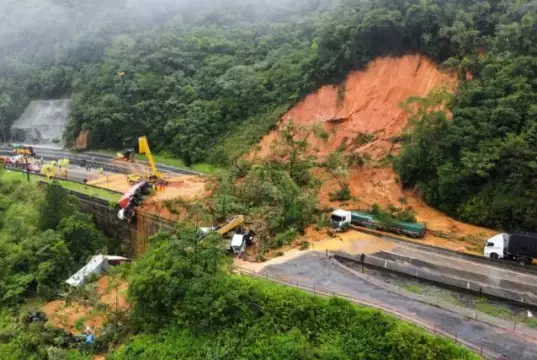 Deadly Landslide Engulfs Motorway In Brazil Deadly Landslide Engulfs Motorway In Brazil