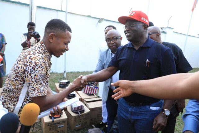 Gov. Ikpeazu Presents 100 Sewing Machines, 47 Make-up Kits, Generators, Others To Ngwa Group Gov. Ikpeazu Presents 100 Sewing Machines, 47 Make-up Kits, Generators, Others To Ngwa Group