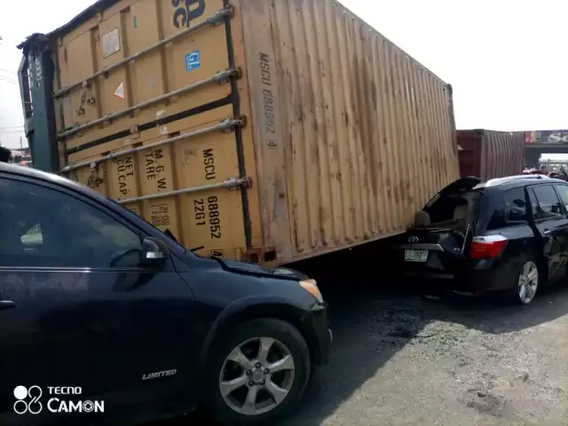 Tragedy As Container Lands On Vehicles In Lagos