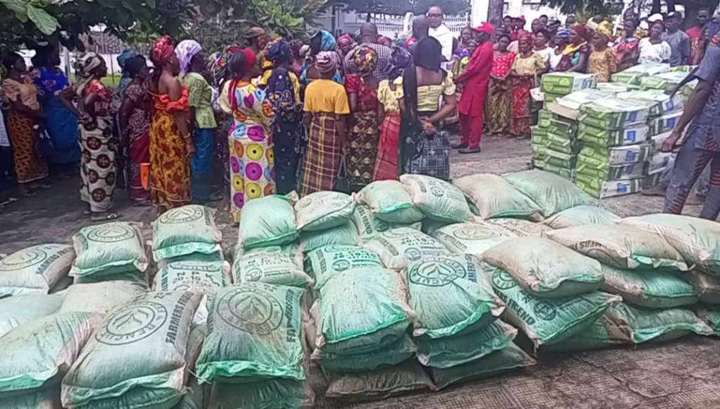 Sen Kalu Distributes Bags Of Fertilizer, Spraying Machines To Abia North Farmers (Photos)