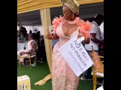 “No Cash, No Problem” – Nigerian Lady Dances With Account Number In Hand At Wedding, Tells Guests To Make Transfer