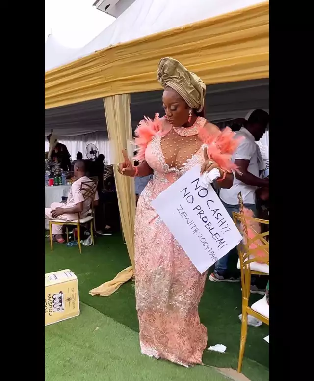 “No Cash, No Problem” – Nigerian Lady Dances With Account Number In Hand At Wedding, Tells Guests To Make Transfer