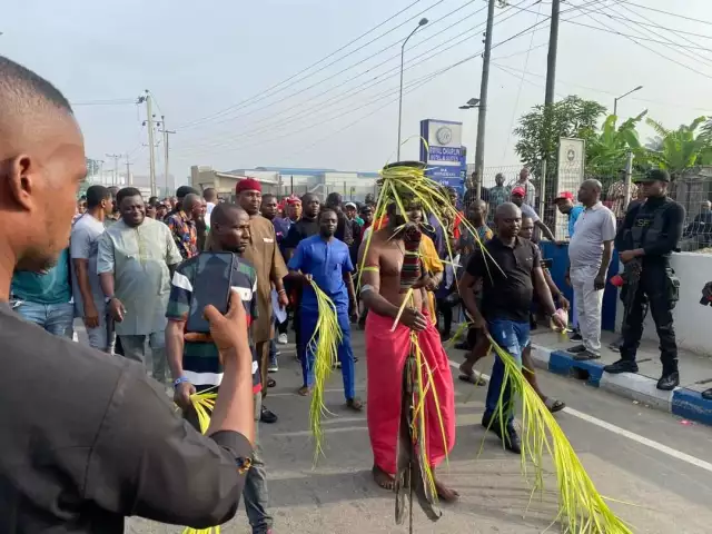 Drama As PDP Protesters Storm INEC Office With Native Doctor, Charms In Rivers Drama As PDP Protesters Storm INEC Office With Native Doctor, Charms In Rivers