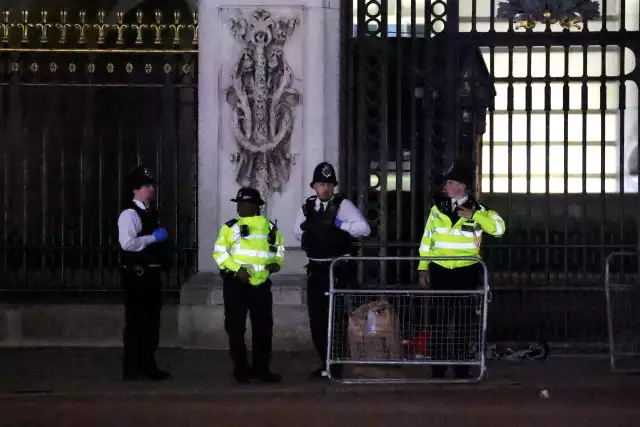 Man Arrested Outside Buckingham Palace Man Arrested Outside Buckingham Palace