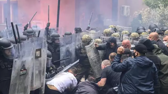 Fresh Clashes As NATO Troops Called InTo Northern Kosovo Towns Fresh Clashes As NATO Troops Called In To Northern Kosovo Towns