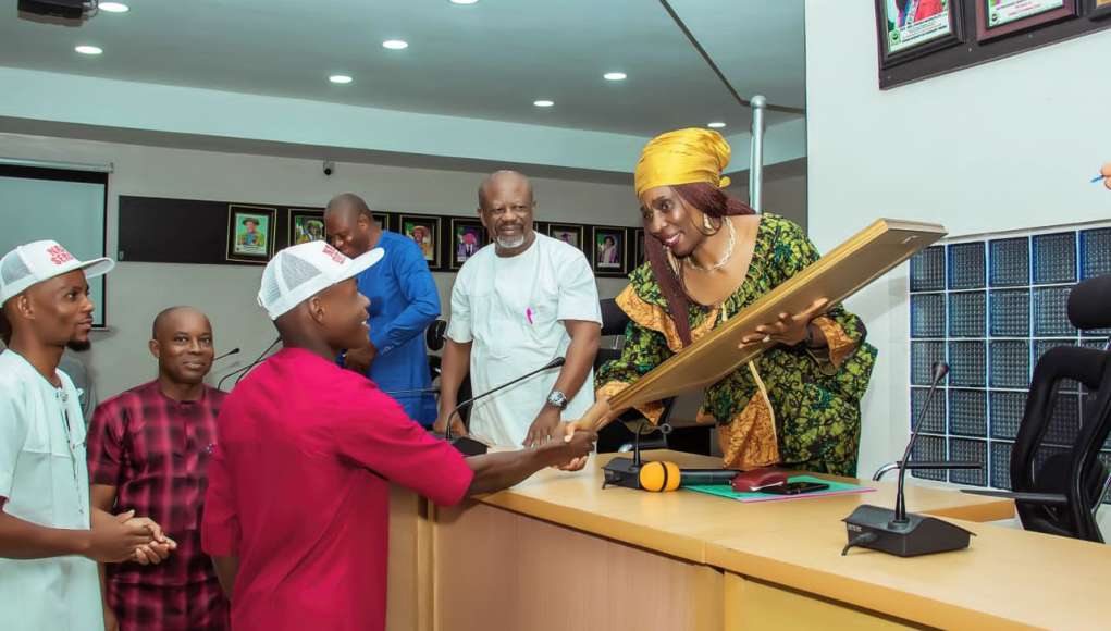Abia State Students Honour Prof. Nnenna Oti With Award Of Excellence (PHOTOS)