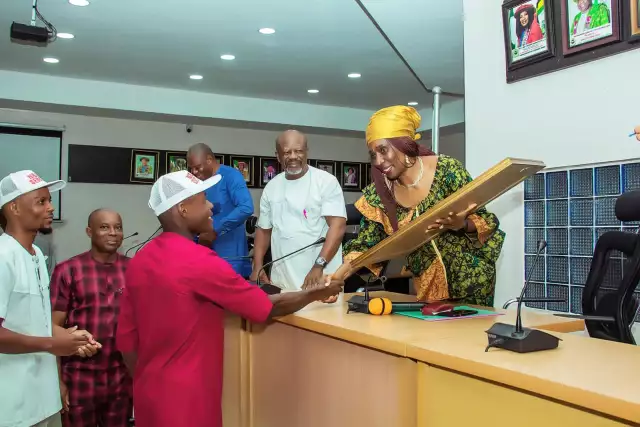 Abia State Students Honour Prof. Nnenna Oti With Award Of Excellence (PHOTOS) Abia State Students Honour Prof. Nnenna Oti With Award Of Excellence (PHOTOS)