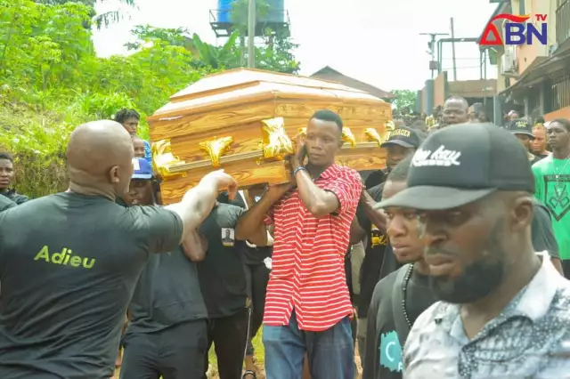 29-Year-Old Izuchukwu Killed By Abia Vigilante Operatives Over “Nokia Torch” Phone Laid To Rest Amidst Tears (PHOTOS, VIDEO) 29-Year-Old Izuchukwu Killed By Abia Vigilante Operatives Over "Nokia Torch" Phone Laid To Rest Amidst Tears (PHOTOS, VIDEO)