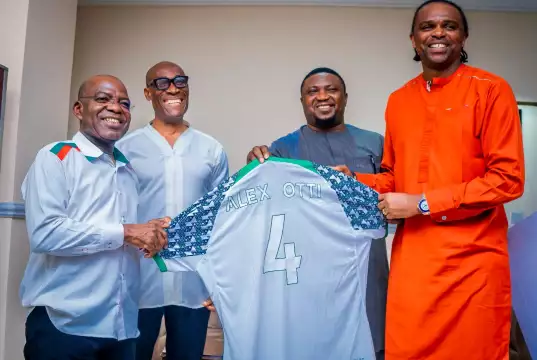 Kanu Nwankwo Visits Otti, Wishes Him Successful Administration (Photos) Kanu Nwankwo Visits Otti, Wishes Him Successful Administration (Photos)