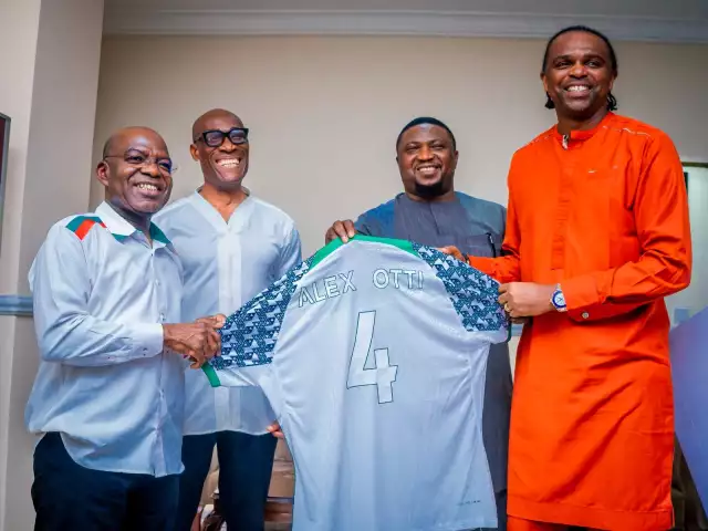 Kanu Nwankwo Visits Otti, Wishes Him Successful Administration (Photos) Kanu Nwankwo Visits Otti, Wishes Him Successful Administration (Photos)