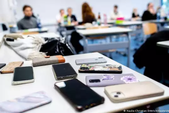 Netherlands Bans Mobile Phones In Classroom To Stop School Disruptions Netherlands Bans Mobile Phones In Classroom To Stop School Disruptions