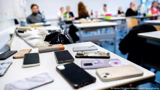 Netherlands Bans Mobile Phones In Classroom To Stop School Disruptions Netherlands Bans Mobile Phones In Classroom To Stop School Disruptions