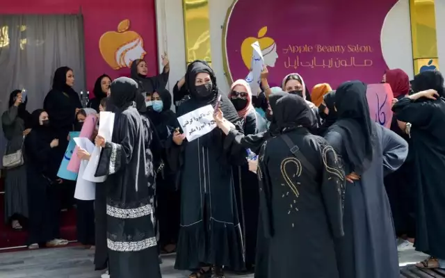 Women Protest Closure of Beauty Salons In Afghanistan Women Protest Closure of Beauty Salons In Afghanistan