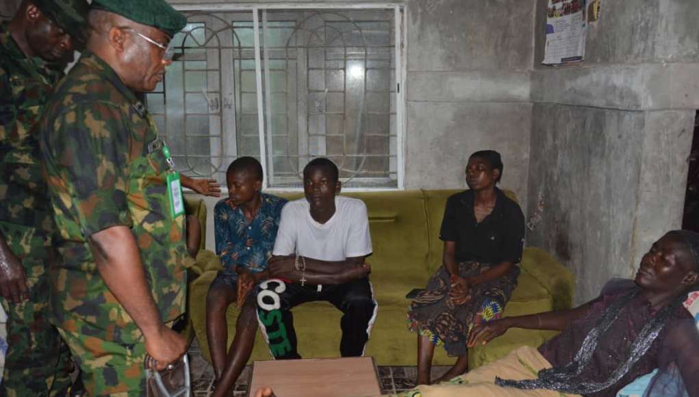 14 Brigade Commander Of Nigerian Army Ohafia Commiserates With Family Of Slain LP Stalwart (Photos)