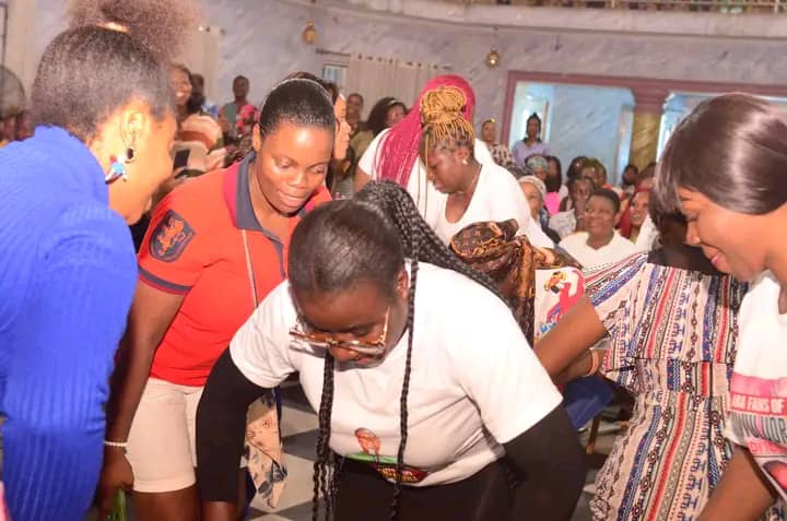 Okwuluora Doles Out Empowerment Kits, Millions Of Naira Cash Gifts To Aba Residents (Photos)
