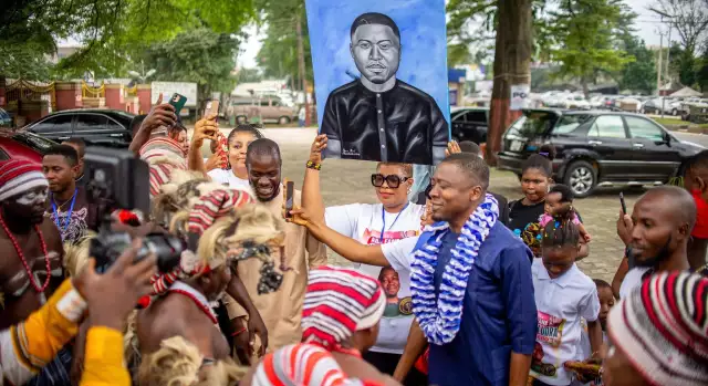 Okwuluora Doles Out Empowerment Kits, Millions Of Naira Cash Gifts To Aba Residents (Photos) Okwuluora Doles Out Empowerment Kits, Millions Of Naira Cash Gifts To Aba Residents (Photos)