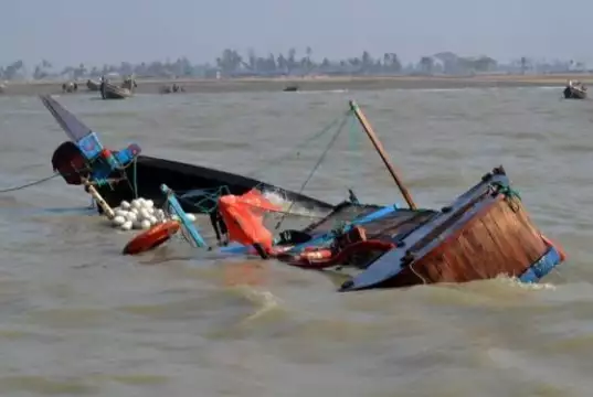 Boat Capsizes With 22 Passengers In Niger Boat Capsizes With 22 Passengers In Niger