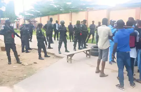 Students Allegedly Attack EFCC Officials In Ibadan
