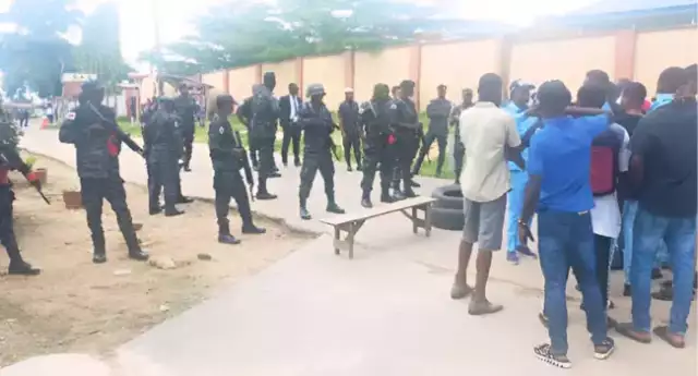 Students Allegedly Attack EFCC Officials In Ibadan