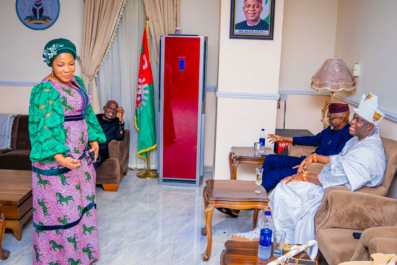 The Wife of the Governor, Mrs. Priscilla Otti welcomes the Ooni to her home. Seated beside the Ooni is former Governor of Cross River State, Liyel Imoke.