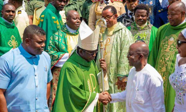 Abia Catholic Priest Says Otti’s Victory At Supreme Court Saved State From Crisis The Catholic Bishop of Umuahia Diocese, Most Rev. Michael Ukpong bids Governor Otti goodbye with a handshake after the service, while Deputy Governor Ikechukwu Emetu and wife of the Governor, Mrs. Priscilla Otti, watch keenly.