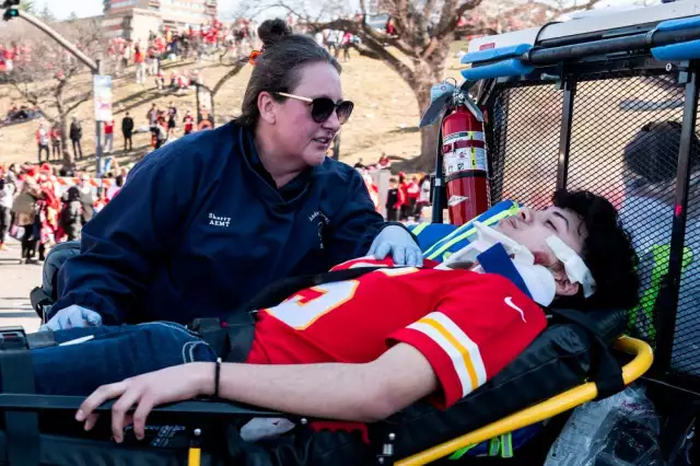 Kansas City Shooting: One Dead, 21 Injured Near Super Bowl Parade Kansas City shooting: One Dead, 21 Injured Near Super Bowl Parade