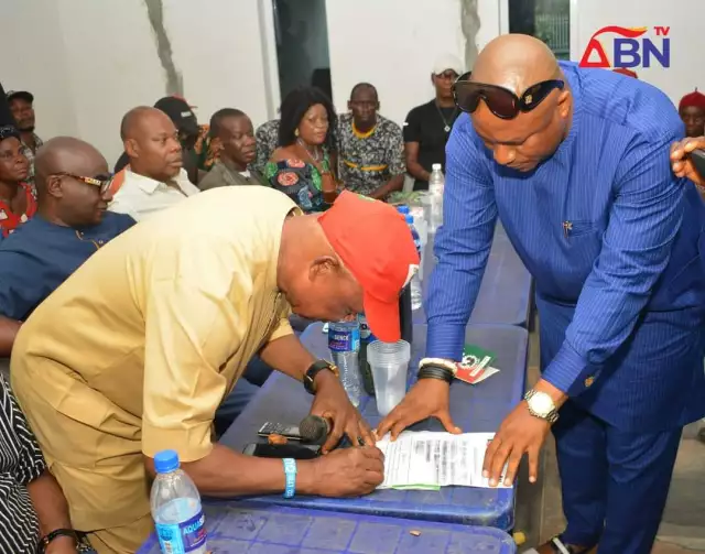 Ex-Abia Governor’s Aide Dumps PDP With Thousands Of Supporters, Joins LP (Photos, Video) Ex-Abia Governor's Aide Dumps PDP With Thousands Of Supporters, Joins LP (Photos, Video)